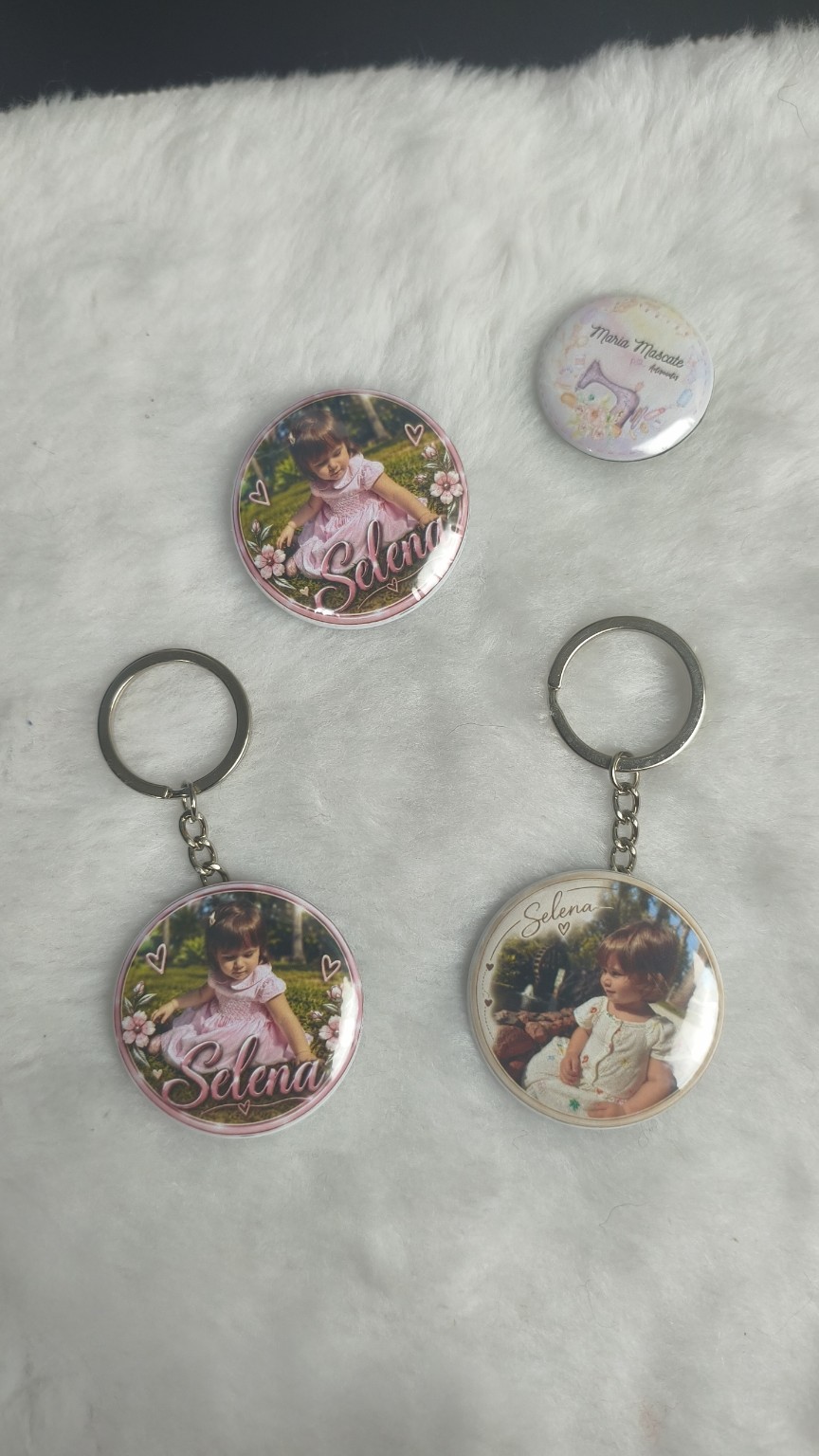 Botton e chaveiros Selena em detalhe