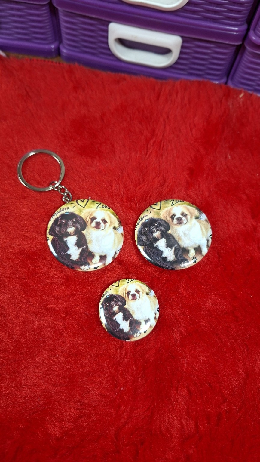 Peças personalizadas com fotos de pets sobre fundo vermelho